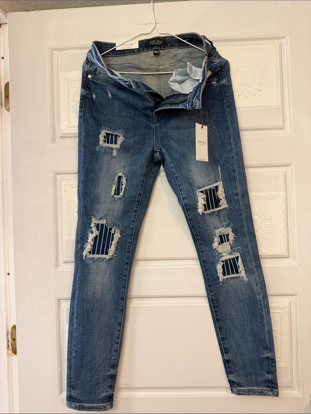 NWT Judy blue distressed with pin stripe jeans. Size 9/29 skinny fit